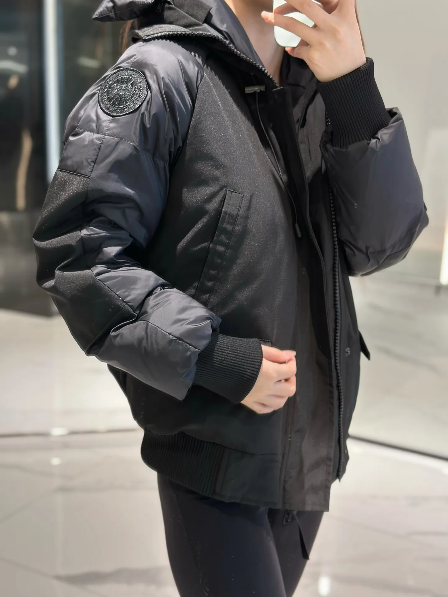 P900 Big Goose Soft Sleeve Short Bomber Jacket Canada Goose Canada Goose Chilliwack Series Solid Color Hooded Fitted Long Sleeve Down Jacket Paradigm Series Down Jacket Short Big Goose Soft Sleeve Down Jacket White The inner straps make the jacket easy to carry on the shoulders, freeing your hands. Special features: light, thick, handsome Size xs-xxl Color black, white
